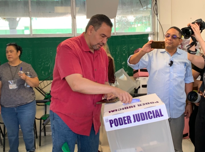 Se Aprendió el Acordeón
