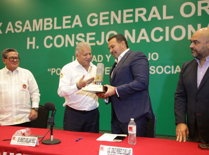 Le Abren Las Puertas