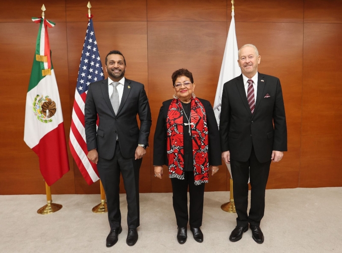 Claudia Entrega Narcoplaza