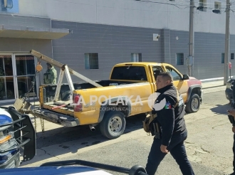 Los Levantan Con Grúa