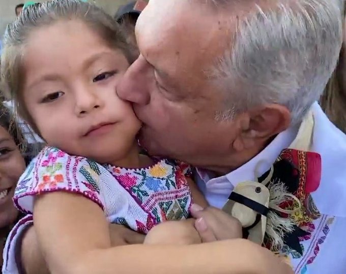 niña beso